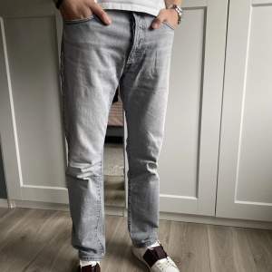 Tjena, säljer nu mina gråa jeans från märket BLK DNM. Nypris ligger runt 1600kr. Dom är i väldigt bra skick utan några defekter och är i storlek 31/34. Vid frågor och funderingar tveka inte att höra av dig!!!