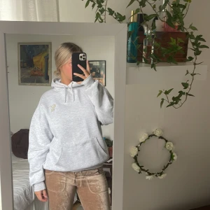 Vintage hoodie - En hoodie köpt i USA, i storlek XL men sitter bra på mig som har S vanligtvis. Lite nopprig som syns på sista bilden men annars väldigt fint skick. Kan sänka pris vid snabb affär!