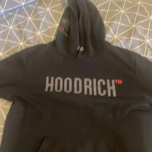 Svart hoodrich  - Jag säljer min svarta hoodrich hoodie då jag blivit för stor för den. Har haft den i någon månad fast väljer nu att sälja vidare den