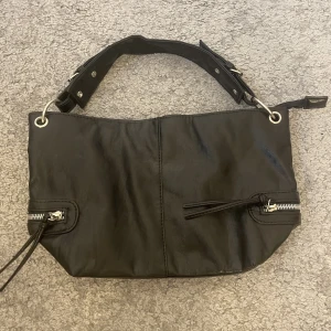 Väska  - Svart skinn väska säljer den då jag aldrig använder den 