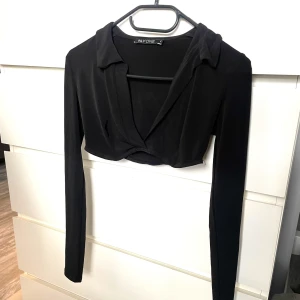 Topp - Supersnygg kortare modell på topp, storlek S, aldrig använd 
