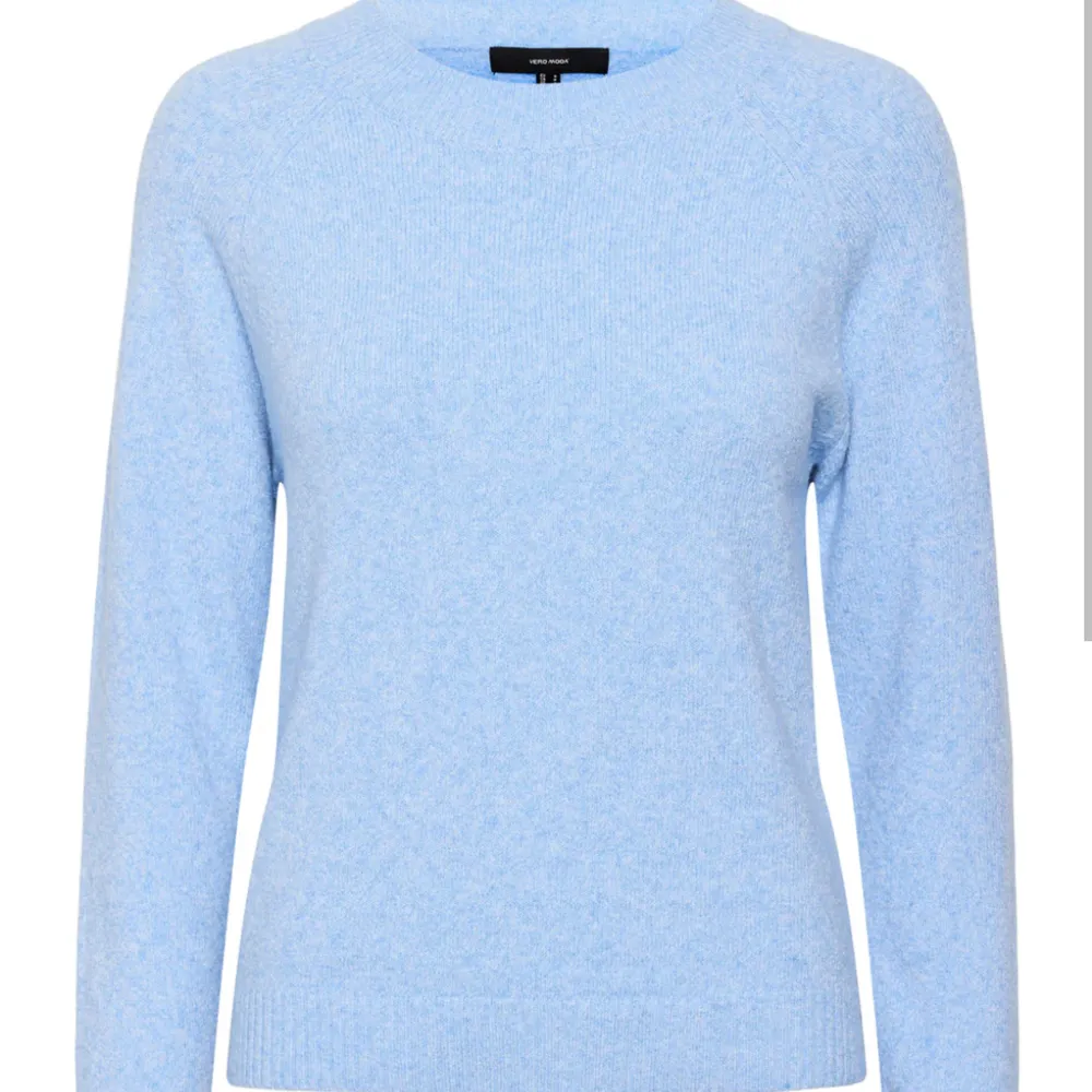 Säger denna blåa stickade tröjan från Vero Moda. Använd så är inte lika mjuk längre, inga andra defekter har förekommit . Tröjor & Koftor.