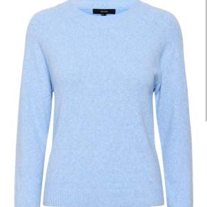 Säger denna blåa stickade tröjan från Vero Moda. Använd så är inte lika mjuk längre, inga andra defekter har förekommit 