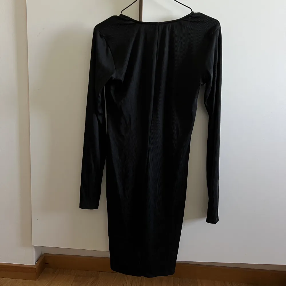 Superfin svart långärmad klänning i storlek XS. Mötas upp i Stockholm eller fraktas!. Klänningar.