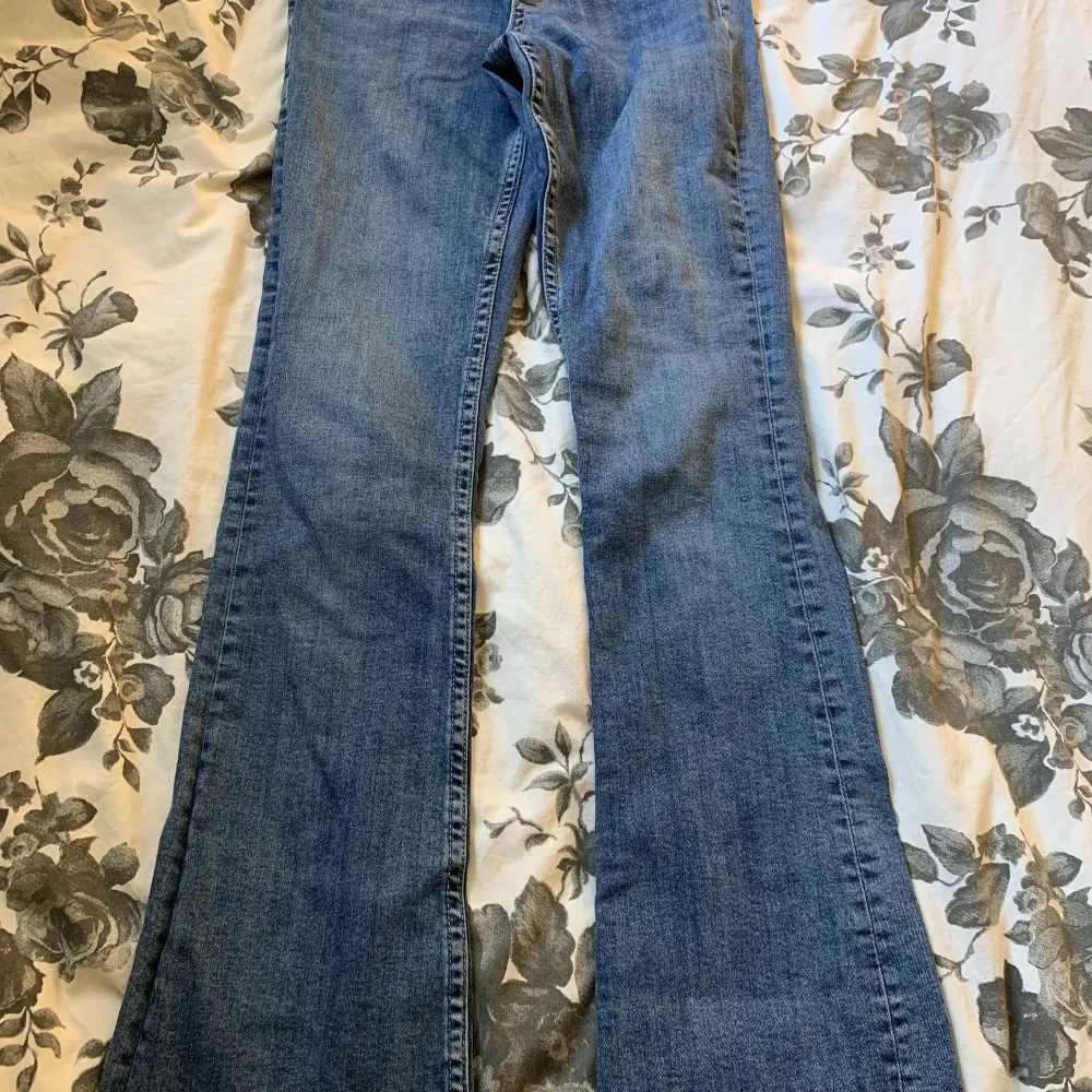 Använda några gånger men skicket är som nytt, dom har fickor där bak, jag är 1,69 och dom ör lite för korta på mig men inte mycket<3. Jeans & Byxor.