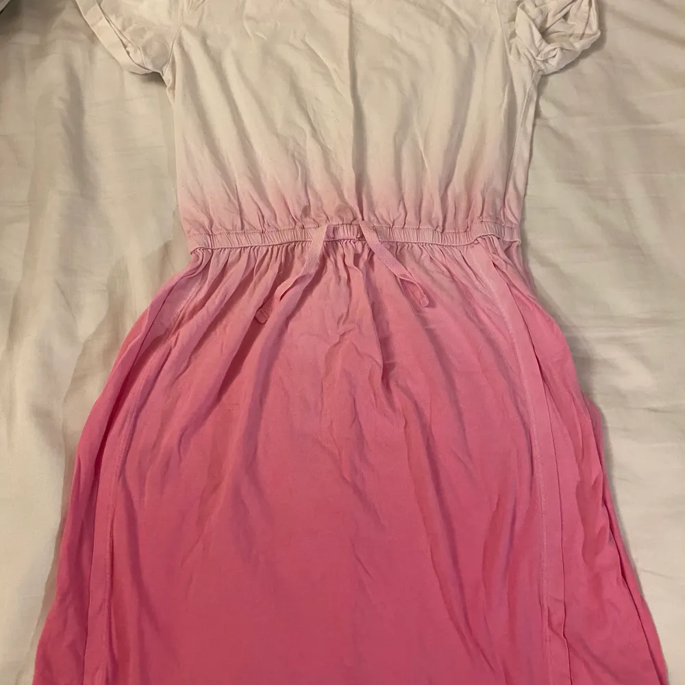  säljer denna jättefina ombre rosa vita klänningen från gap kids. Säljer den här eftersom jag har växt ut den. Den är i storlek extra large men är liten i storlek som passar även smal🫶💋. Klänningar.