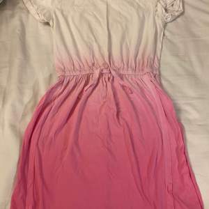  säljer denna jättefina ombre rosa vita klänningen från gap kids. Säljer den här eftersom jag har växt ut den. Den är i storlek extra large men är liten i storlek som passar även smal🫶💋