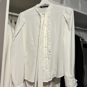 Blus  - Blus från ZARA. Använd en gång. 