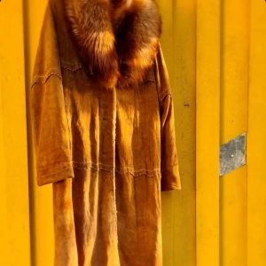 Fuskpäls kappa  - Köpt på atelje majorna vintage loppis. Endast provad. Tung bära. Finns lite skador under pälsen som går att laga. Inget lossnat. Kan ej frakta. Mjuk. Len. Möts i malmö. Gbg. Kungsbacka