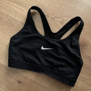 Nike sport topp - Använt skick, men superbra kvalite fortfarande. Älskar Nikes toppar men tyvärr är dessa för små för mig idag. Storlek XS