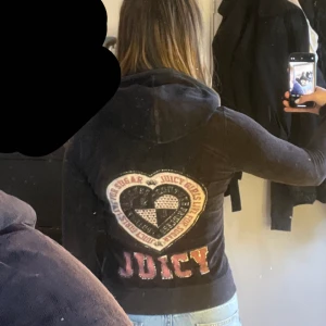 juciy vintage kofta - Gammal juciy kofta som inte längre används, hyfsat bra skick!