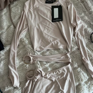 Kläning  - Beige kläning från plt, prislapp kvar, säljer för att jag aldrig fått användning av den men den är helt ny !!