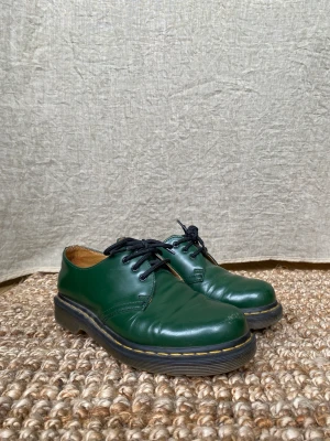 Dr. Martens - Säljer mina låga gröna Martens då de tyvärr inte kommer till användning. Är i mycket fint skick och använda endast en höst. Lite skav fram (se bilder). Ligger även ute på andra sidor.