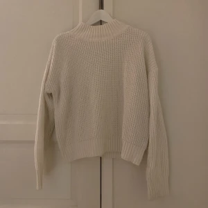 Stickad tröja - En vanlig vit stickad tröja i storlek xs men kan passa en med storlek S också💓💓