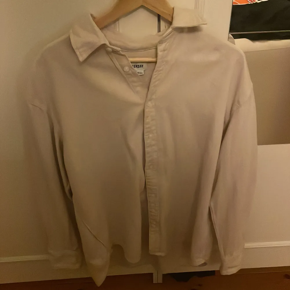 Fin Overshirt från Weekday, använd 2 gånger. Nypris 1000kr, jag säljer den för 450kr. Det står Storlek XS, men den passar M & L. Tröjor & Koftor.