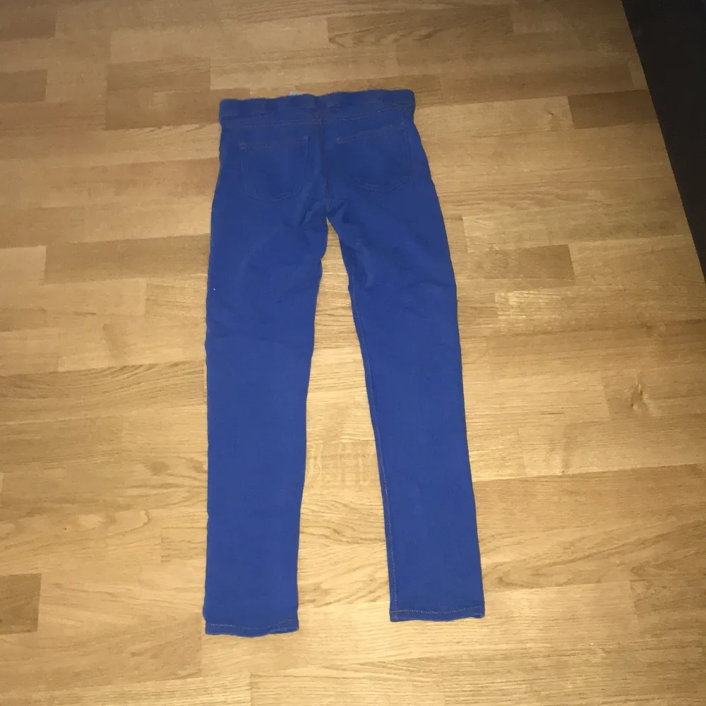 1 par blå legging jeans med mycket bra skick, har inte använt de en ända gång. De är lite ljusare blå vid knäna på byxorna. Jeans & Byxor.