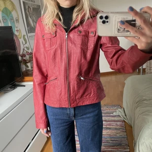 Röd läderjacka - Röd läderjacka köpt secondhand! Tunnare i materielet 😇