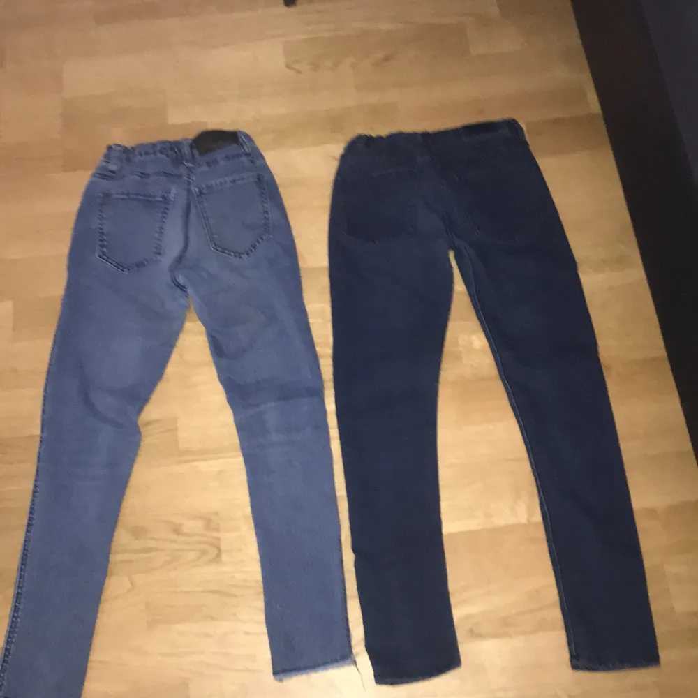 2 fina blåa par jeans,bra skick. En i mörkblå och andra i lite ljusare blå.. Jeans & Byxor.