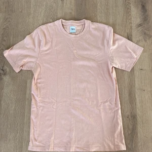 Zara t-shirt  - En rosa t-shirt från Zara. Fint skick.