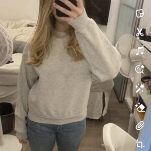 Grå sweatshirt  - Grå sweatshirt från Ginatricot💗