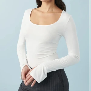 Långärmad tröja  - Långärmad tröja med en slits vid armarna från gina. Använd 2-3 gånger så nästan helt oanvänd.