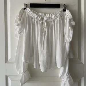 Blus - Fin offsholder blush från nelly i storlek s. I nyskick och använd en gång men säljer pga att den är förstor.