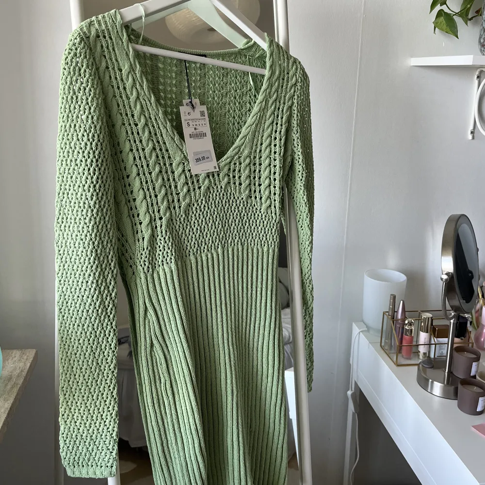 Jättefin virkad klänning från Zara med lappar kvar, som ny 💓 köp gärna via köp nu!. Klänningar.