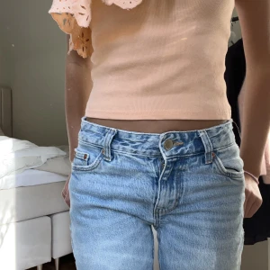 Jeans  - Säljer dessa raka jeans från pull and bear!! Dem har en liten fläck på benet som man ser på andra bilden                    Slutsålda!! 