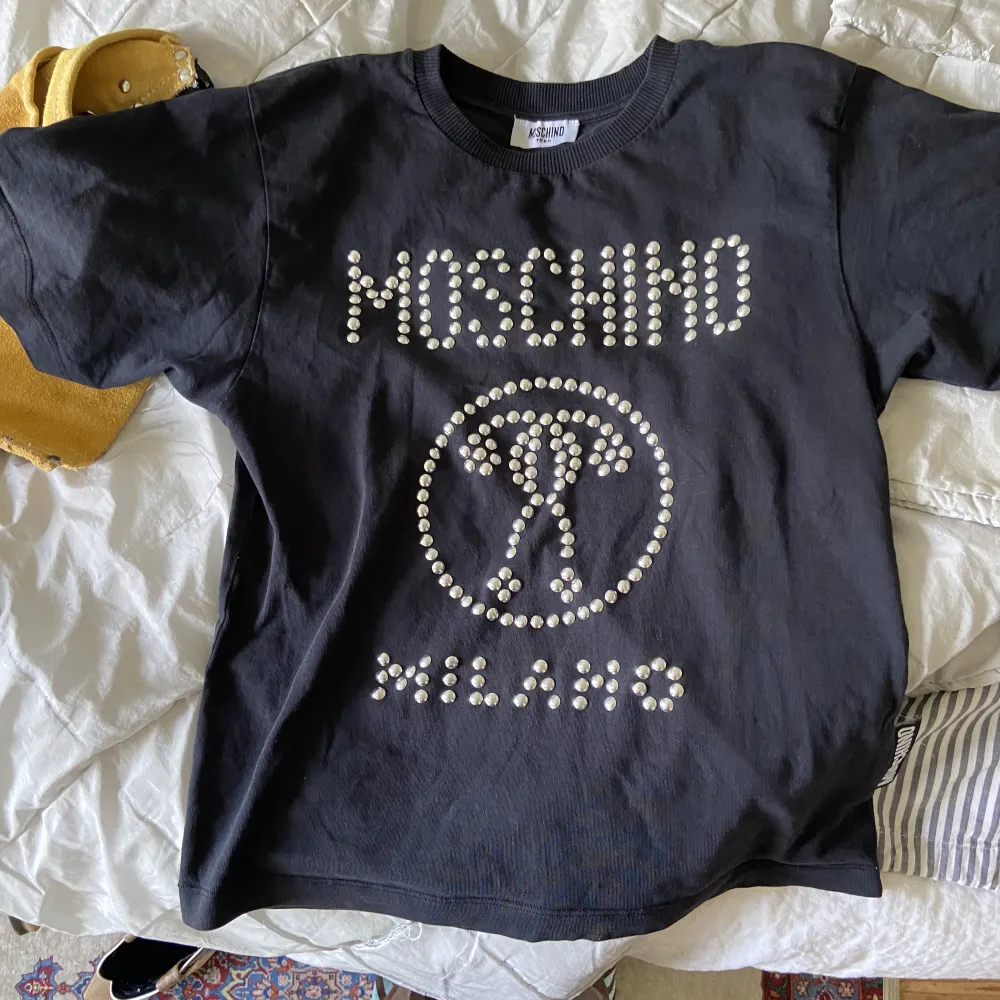 En super fina moschino tröja som jag är ganska säker på är fake! Men fin ändå, i bra skick!👊. T-shirts.