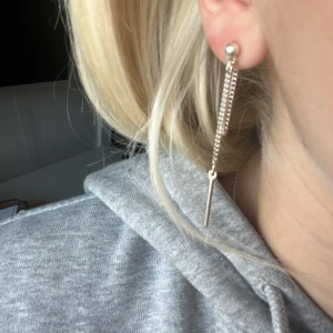 Silver örhängen  - Hej! Super fina örhängen som är använda en gång 💘