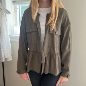 Jacka - Säljer denna jackan då den inte kommer till användning!! Den är slutsåld på hemsidan och är i ett bra skick🙌🏻