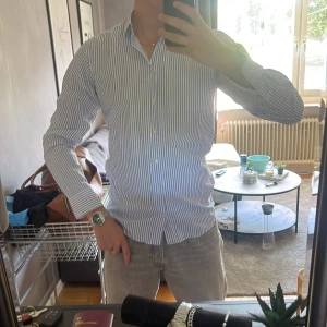 Skjorta  - Blå,vit randig skjorta helt oanvänd 