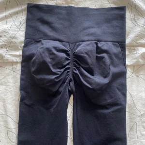 Träningstights  - Säljer ett par helt nya träningstights köpta från temu. Står storlek M men skulle säga att de är mer som en S. Sitter exakt som på sista bilden, högmidjade och scrunch material vid rumpan. 🤍