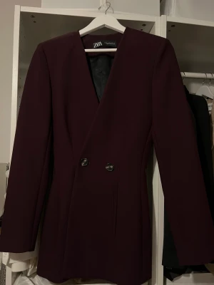Blazer ZARA  - Endast använd en gång, nyskick i princip. Vinröd ish. Strukturerad. Diskreta axelvaddar. 