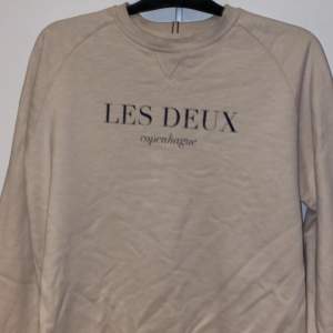 Les Deux sweatshirt beige, storlek M. Använd fåtal gånger, nyskick.  Pris kan diskuteras litegrann