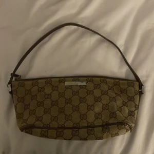 Skit snygg vintage Gucci väska❤️ - As snygg. Gucci väska. Vintage! Men bra skick! ❤️  ❗️PRIS KAN DISKUTERAS❗️