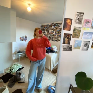 Röd collagetröja - Röd collagetröja från peakperformance