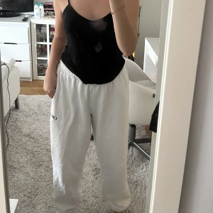 Byxor  - Vita, snygg mjukisbyxor. Knappt använda. 