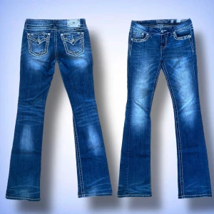 Miss Me Jeans - Ett par unika lågmidjade, bootcut miss me jeans med speciella och detaljerade bakfickor i ett jätte fint skick! Skriv om du har frågor☺️(finns flera miss me jeans i olika storlekar som inte är upplagda än, hör av dig om du vill se någon av dem☺️) 