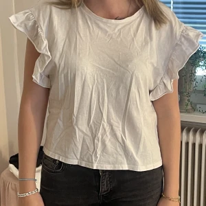 Zara tshirt - Tshirt med volang