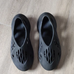Yeezy foam runners - Säljer åt en kompis, skavde, använda rätt mycket men inte direkt något slitage, eventuellt smuts går bort med vatten, skriv för mer info/bilder