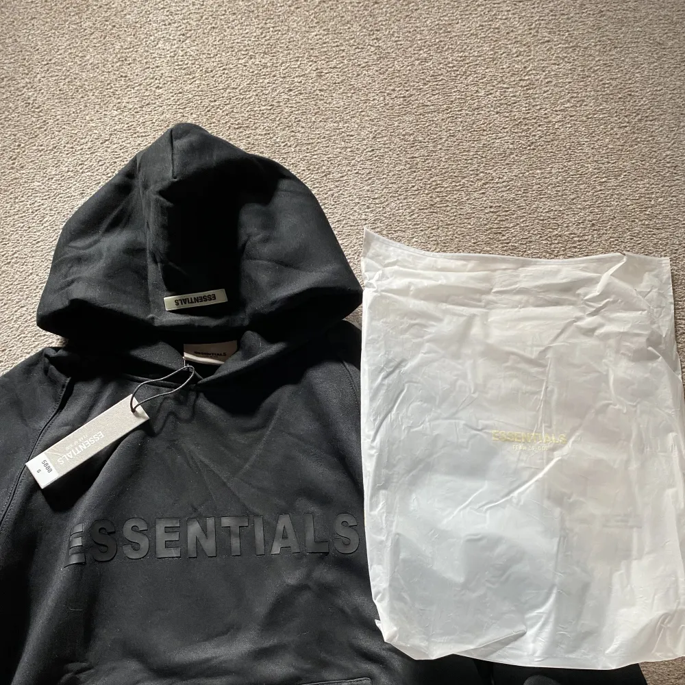 Helt oanvända Essentials Hoodie säljs. Köpt i fel storlek. Inget kvitto men original förpackning finns. Skriv för mer frågor eller funderingar :) . Hoodies.