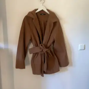Jättefin brun kappa från Gina tricot. Köpt för 700kr för någon månad sen😍