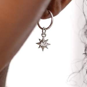 Berlock i silver med stenar från Syster p. Helt oanvänd. Superfin att hänga på örhängen eller till halsband!💓 Nypris 249 kr.