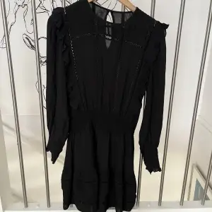 Säljer min oanvända svarta klänning från Neo Noir💓 Helt ny och oanvänd men prislappen är borttagen! Orginal pris 699kr