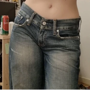 lågmidjade levis jeans - Lågmidjade jeans från levis som går att dra in i midjan, de är avklippta nertill men det är inget man tänker på 🫶 köpte de på plick men säljer pga att de var för små! Mått: Innerbenslängd: 76 cm Midjemått rakt över: 41 cm