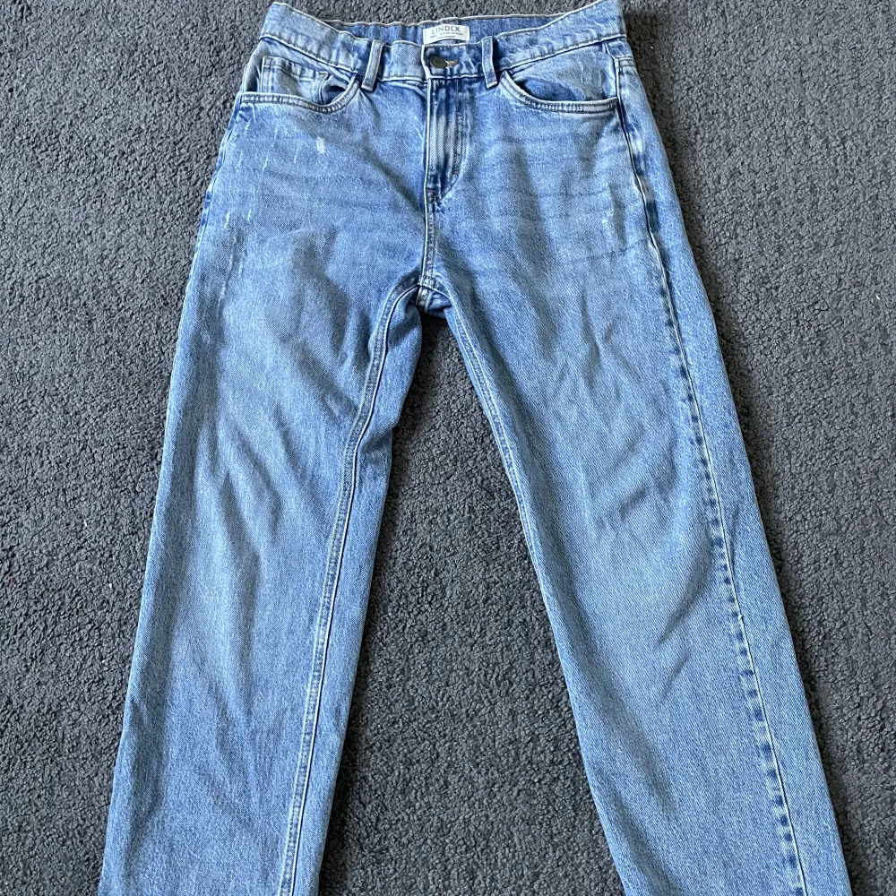 Jag säljer ett par Reagular fit jeans i storlek 164 från Lindex. Ordinarie pris: 400kr, jag säljer dom för 300kr. Endast testade. Jeans & Byxor.