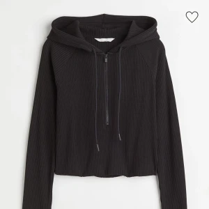 Grön tröja 34 / XS H&M hm - Militär grön tröja/kofta med luva från h&m. Använd fåtal gånger så i väldigt bra skick.