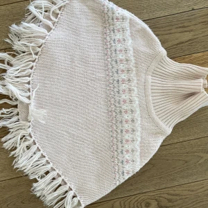 Poncho strl 110-140 - Super snygg och skön💕man kan ha den när man är ungefär 4-10 år❤️använd några gånger och i väldigt bra skick👍