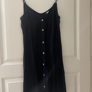 Klänning  - Tunn klänning med knappar som går att knäppa upp. Använd men fortfarande i mycket gott skick!